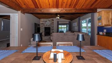 Maison, Plusieurs lits, patio (22 Little Sunrise Ln) | Intérieur