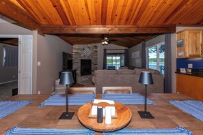 Casa, várias camas, varanda (22 Little Sunrise Ln) | Parte interna