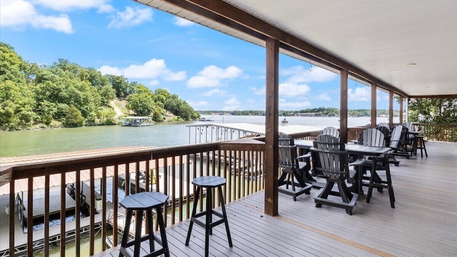 Sleeps 26 Lakefront w/ Private Dock & Dance Floor!