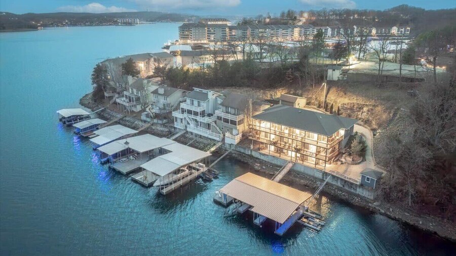 Sleeps 26 Lakefront w/ Private Dock & Dance Floor!