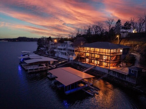 Sleeps 26 Lakefront w/ Private Dock & Dance Floor!