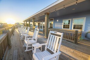 Terrace/patio - Beach Front - Hot Tub - Game Room - Large Ocean View Porch - Sleeps 17 (Bolivar Peninsula)