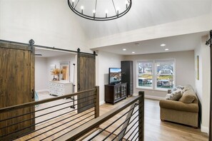 Casa, varias camas, patio (15 Duckling) | Área de sala de estar