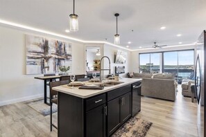 Condo, nhiều giường, sân hiên (1065 Topsider 405) | Bếp riêng