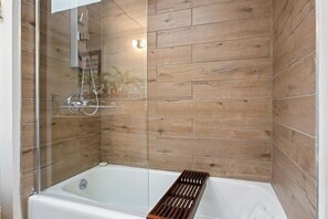 House, Multiple Beds, Patio (1408 Crystal Springs) | Bathroom | Towels - The Linn Creek Lodge Family Home With Private Dock (Linn Creek)