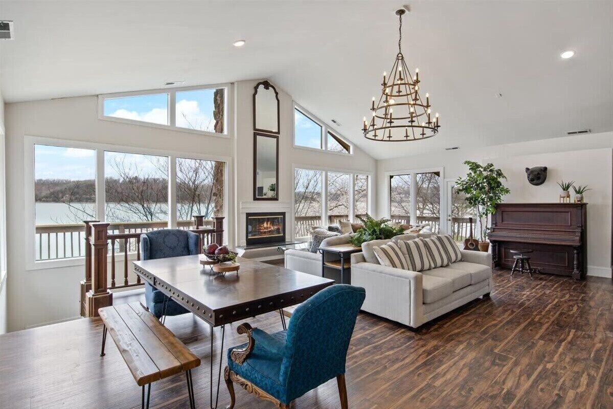 Talo, useita sänkyjä, patio (1408 Crystal Springs) | Oleskelualue