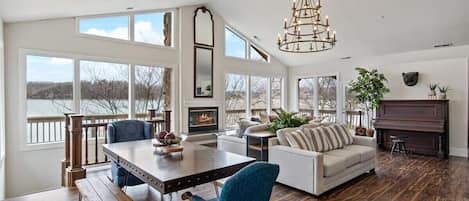 Talo, useita sänkyjä, patio (1408 Crystal Springs) | Oleskelualue