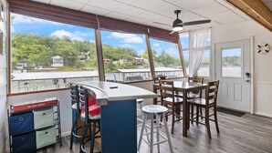 Nhà, nhiều giường, sân hiên (31511 Ontario Road)
