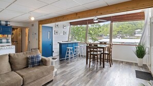 Nhà, nhiều giường, sân hiên (31511 Ontario Road) | Quang cảnh từ phòng