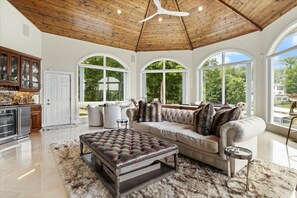 Ferienhaus, Mehrere Betten, Poolzugang, Poolblick (808 Las Campanas) | Wohnbereich