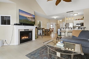 คอนโด, หลายเตียง, ลานระเบียง (275 Flynn Road 406 ) | บริเวณนั่งเล่น