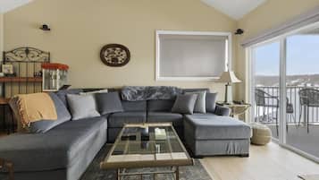 Appart'hôtel, plusieurs lits, patio (275 Flynn Road 406 ) | Coin séjour