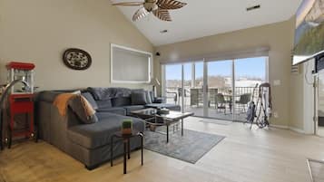 Appart'hôtel, plusieurs lits, patio (275 Flynn Road 406 ) | Coin séjour