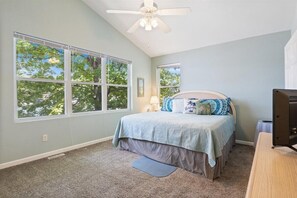 Casa, várias camas, varanda (30807 Rustic Rd) | Vista do quarto