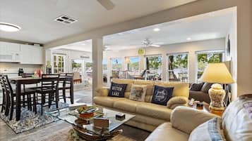 House, Berbilang Katil, Patio (30807 Rustic Rd) | Ruang tamu