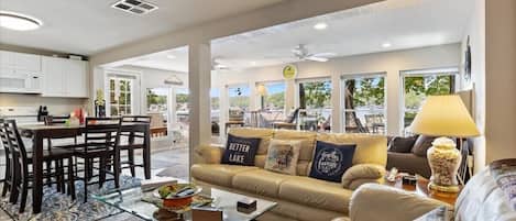 House, Multiple Beds, Patio (30807 Rustic Rd) | Living area