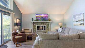 Talo, useita sänkyjä, patio, näköala uima-altaalle (147 Walkers Cay Dr) | Oleskelualue