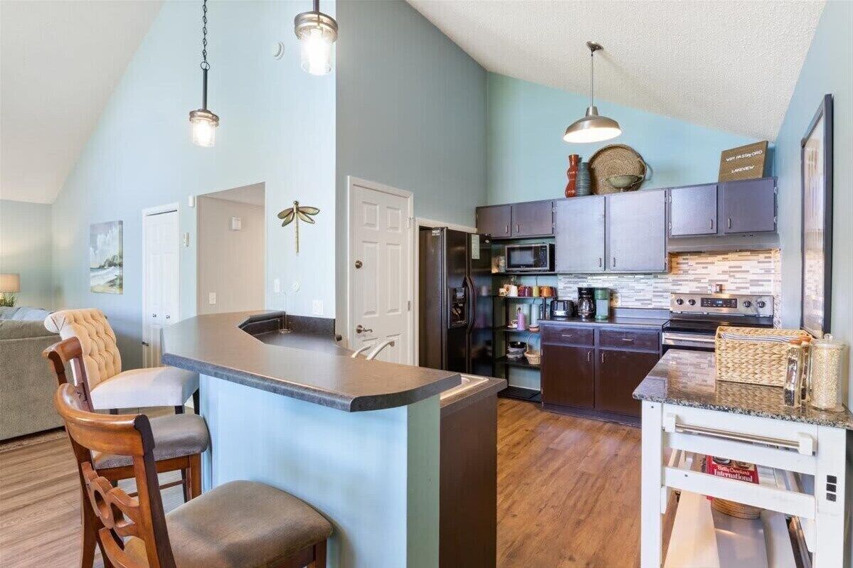 Nhà, nhiều giường, sân hiên, quang cảnh hồ bơi (147 Walkers Cay Dr) | Bếp riêng