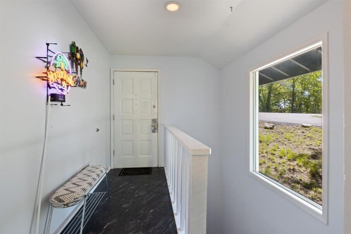 Nhà, nhiều giường, sân hiên, quang cảnh hồ bơi (147 Walkers Cay Dr) | Nội thất