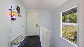 Nhà, nhiều giường, sân hiên, quang cảnh hồ bơi (147 Walkers Cay Dr) | Nội thất