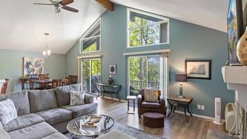 Nhà, nhiều giường, sân hiên, quang cảnh hồ bơi (147 Walkers Cay Dr) | Khu phòng khách