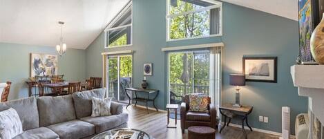 Casa, varias camas, patio, vistas a la piscina (147 Walkers Cay Dr) | Zona de estar