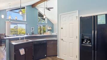 House, Multiple Beds, Patio, Pool View (147 Walkers Cay Dr) | Private kitchen