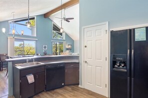 Nhà, nhiều giường, sân hiên, quang cảnh hồ bơi (147 Walkers Cay Dr) | Bếp riêng