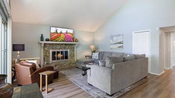 Nhà, nhiều giường, sân hiên, quang cảnh hồ bơi (147 Walkers Cay Dr) | Khu phòng khách