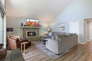 Casa, diversos llits, pati, vistes a la piscina (147 Walkers Cay Dr) | Sala d'estar