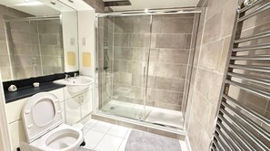 Shower, hair dryer, towels - Cosy London Apartment Near City Centre (London)
