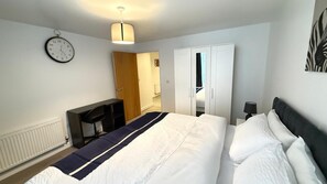 1 bedroom, iron/ironing board, free wired Internet, bed sheets - Cosy London Apartment Near City Centre (London)