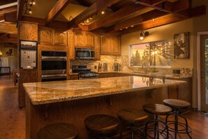 Private kitchen - Castle of the Pines (Arnold)