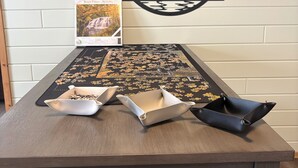 Une table de jeux de puzzle dotée d’une tente escamotable et d’un tableau représentant une cascade.