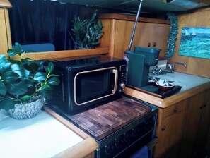 Fridge, microwave, stovetop, coffee/tea maker - 3bedrm Sailboat Located in a Luxury Resort Village w all the Amenities Included (Key West)