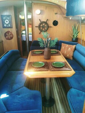 Dining - 3bedrm Sailboat Located in a Luxury Resort Village w all the Amenities Included (Key West)