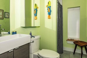 Shower, towels - Beachside Beautifully Renovated Historic Home (Sheboygan)