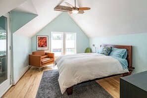 Iron/ironing board, free WiFi, bed sheets - Beachside Beautifully Renovated Historic Home (Sheboygan)