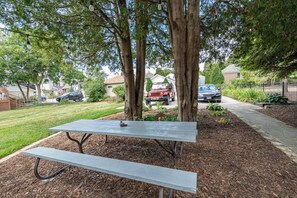 Outdoor dining - Beachside Beautifully Renovated Historic Home (Sheboygan)