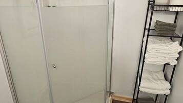 Dusche, Haartrockner, Handtücher, Seife