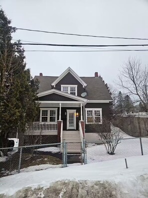 Exterior - Modern Basement Apartment / Private and Comfortable (Saint John)