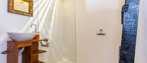 Séchoir à cheveux, serviettes fournies, savon, papier de toilette