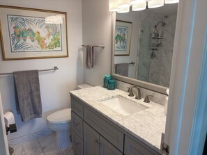 Bathroom - Great beach access, central location, 2-bedroom condo in wonderful Marco Island (Marco Island)