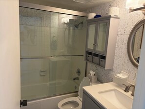 Dusche, Haartrockner, Handtücher