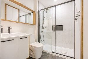 Dusche, Haartrockner, Handtücher