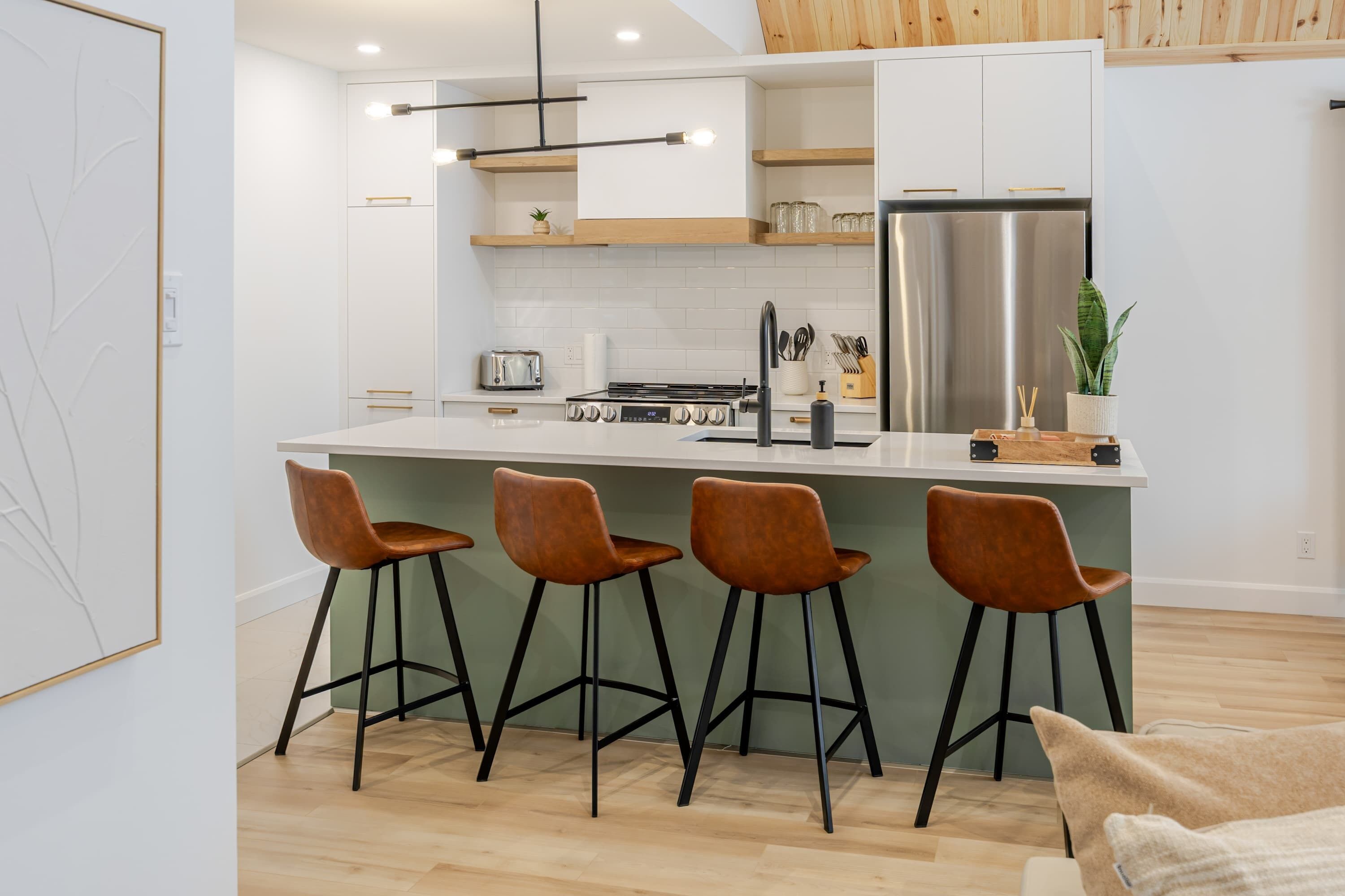 Réfrigérateur, four à micro-ondes, un four, surface de cuisson