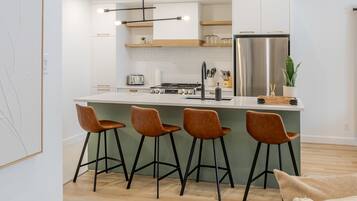 Réfrigérateur, four à micro-ondes, un four, surface de cuisson