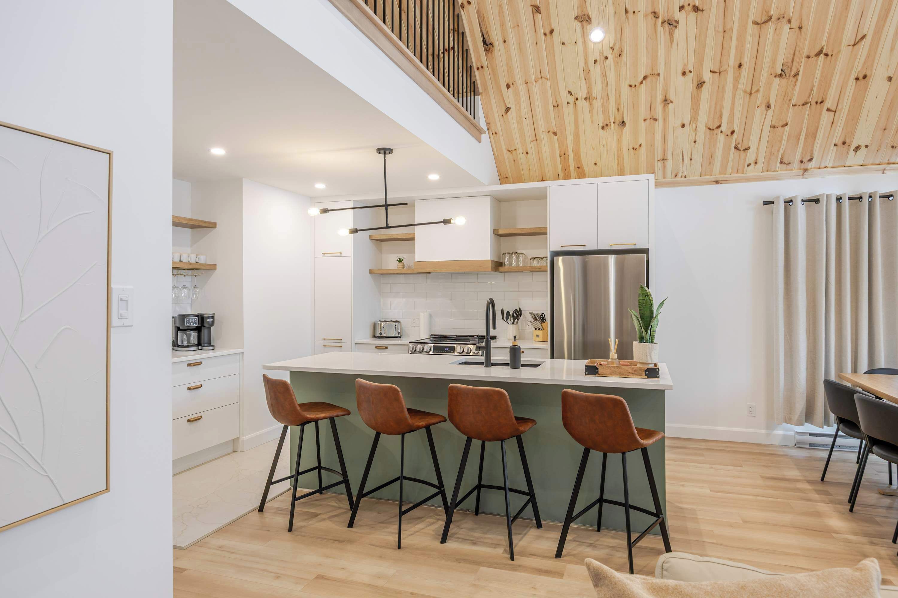 Réfrigérateur, four à micro-ondes, un four, surface de cuisson