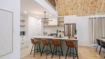 Réfrigérateur, four à micro-ondes, un four, surface de cuisson