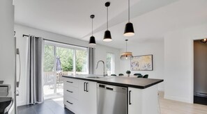 Fridge, microwave, oven, stovetop - Ajax - Family Paradise - Pool, Spa, Sauna (Pont-Rouge)